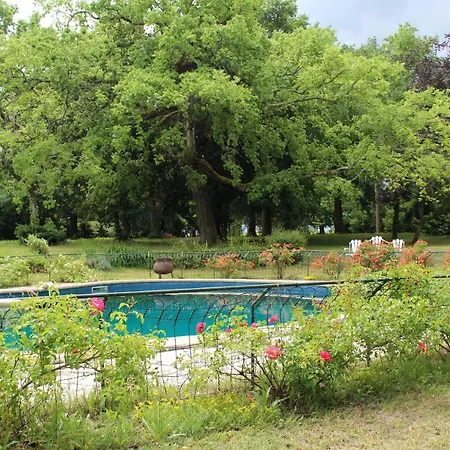Chateau Rosemont: Family Estate With Pool & Tennis In Médoc